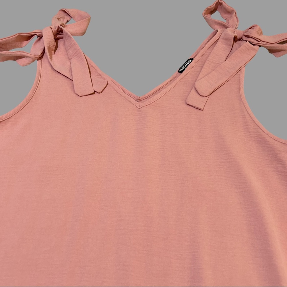 GENTLY WORN. BEAUTIFUL SLEEVELESS WITH TOP WITH BOWS, PLUS SIZE IN 3X, BY HEMISH